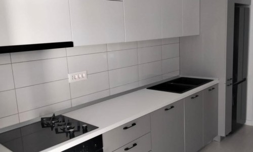 Bucatarie Alb si Gri Moderna Minimalista la Comanda